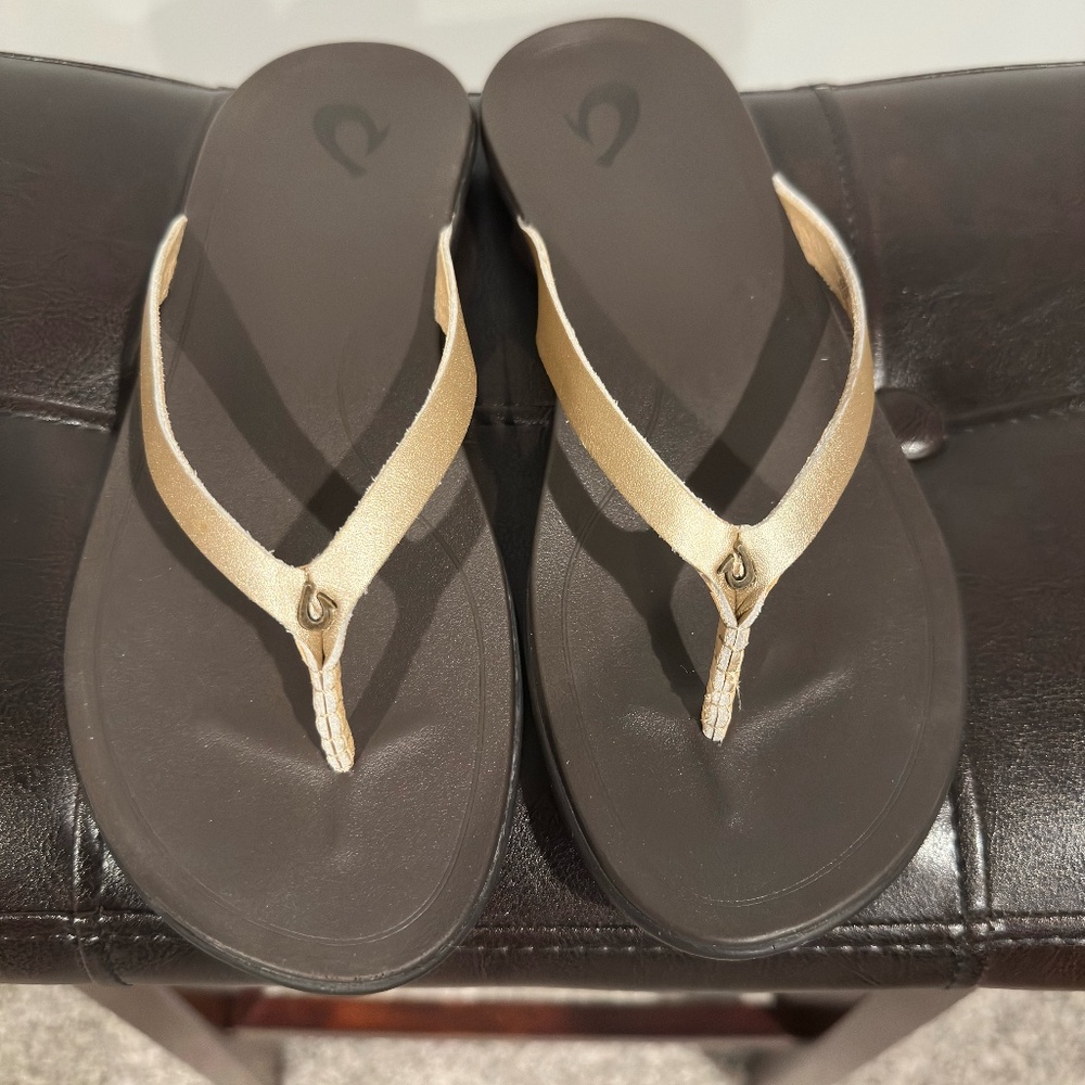 OLUKAI HoOpio Leather Women's Flip Flop Sandal Bubbly/Dark Java GOLD Size 8